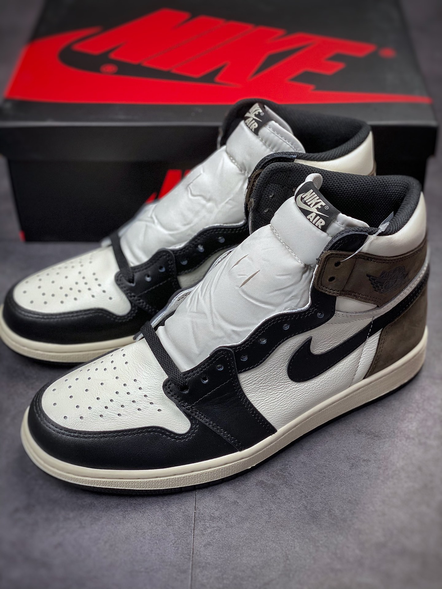 Air Jordan 1 Retro High OG 'Dark Mocha' 555088-105