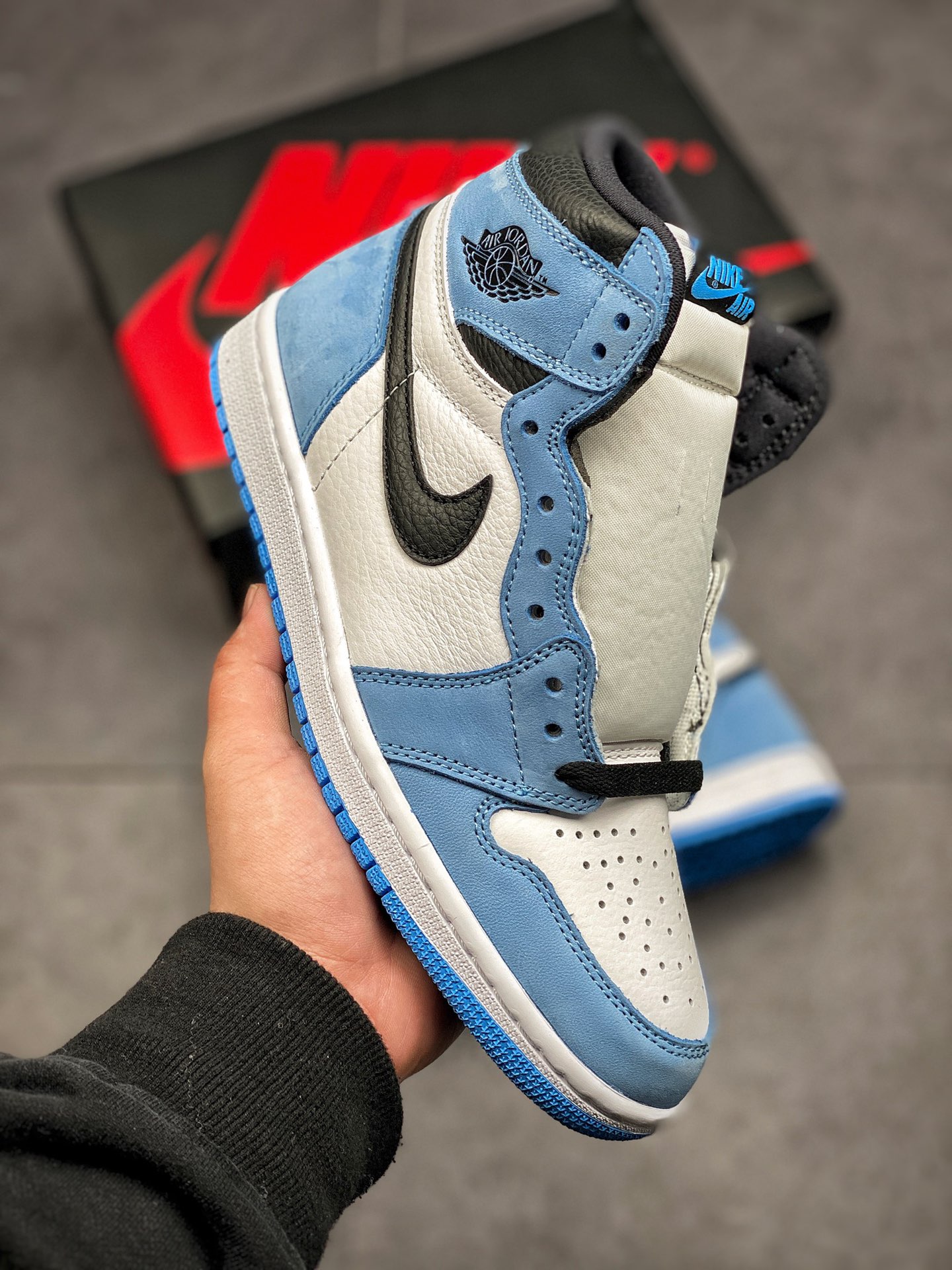 Air Jordan 1 Retro High OG 'University Blue' 555088-134