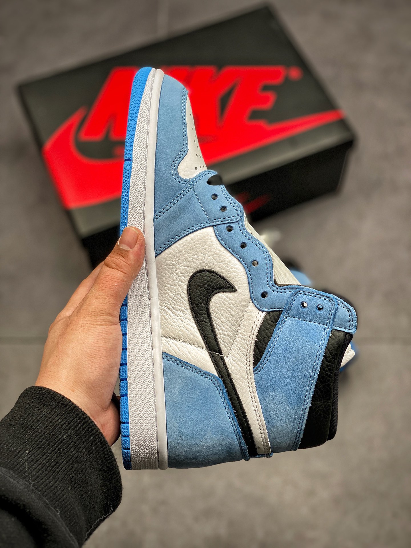 Air Jordan 1 Retro High OG 'University Blue' 555088-134