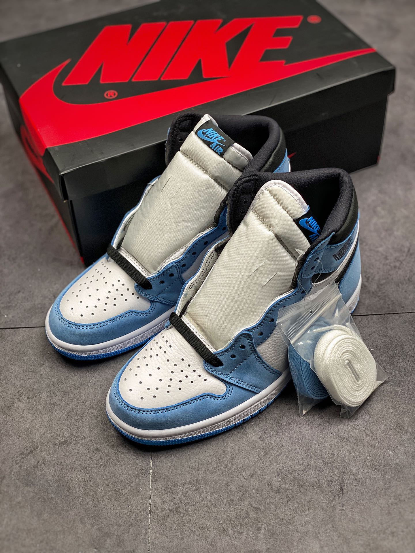 Air Jordan 1 Retro High OG 'University Blue' 555088-134