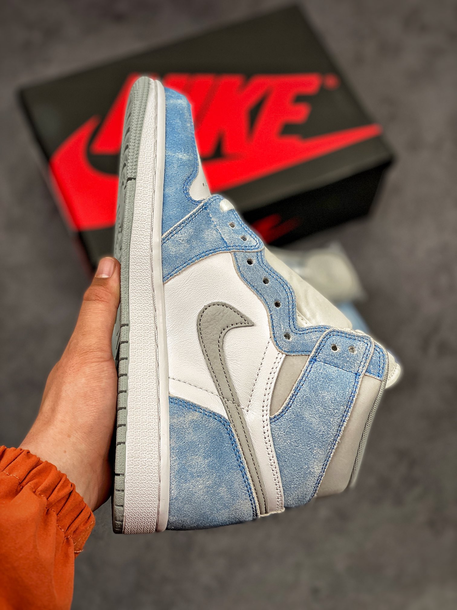 Air Jordan 1 Retro High OG 'Hyper Royal Light Smoke Grey' 555088-402