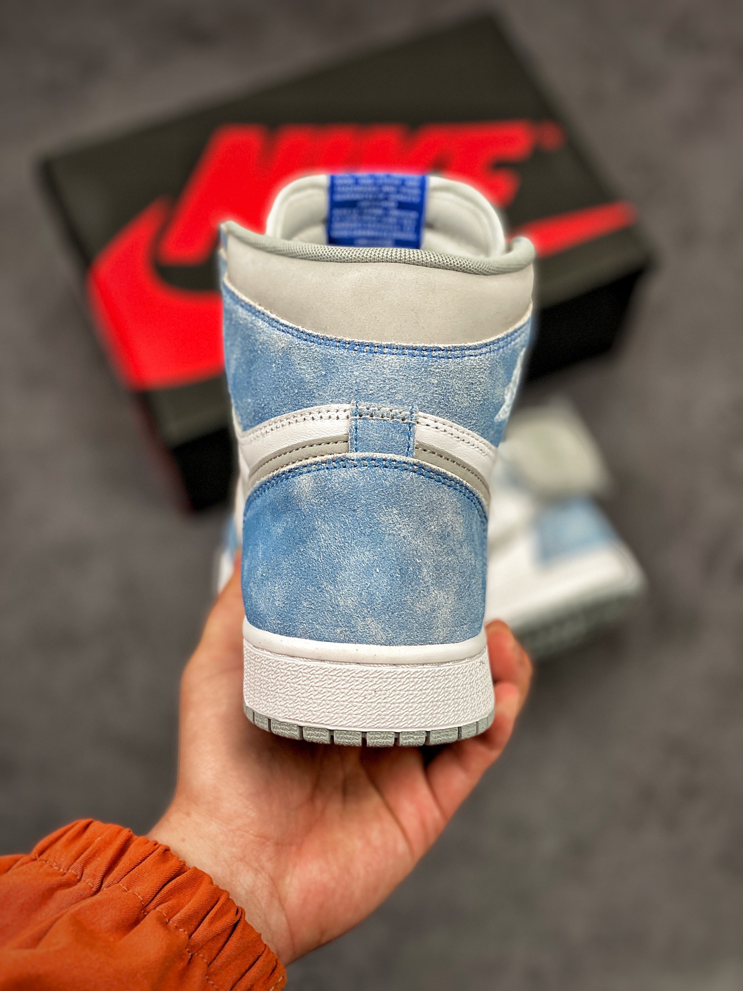 Air Jordan 1 Retro High OG 'Hyper Royal Light Smoke Grey' 555088-402