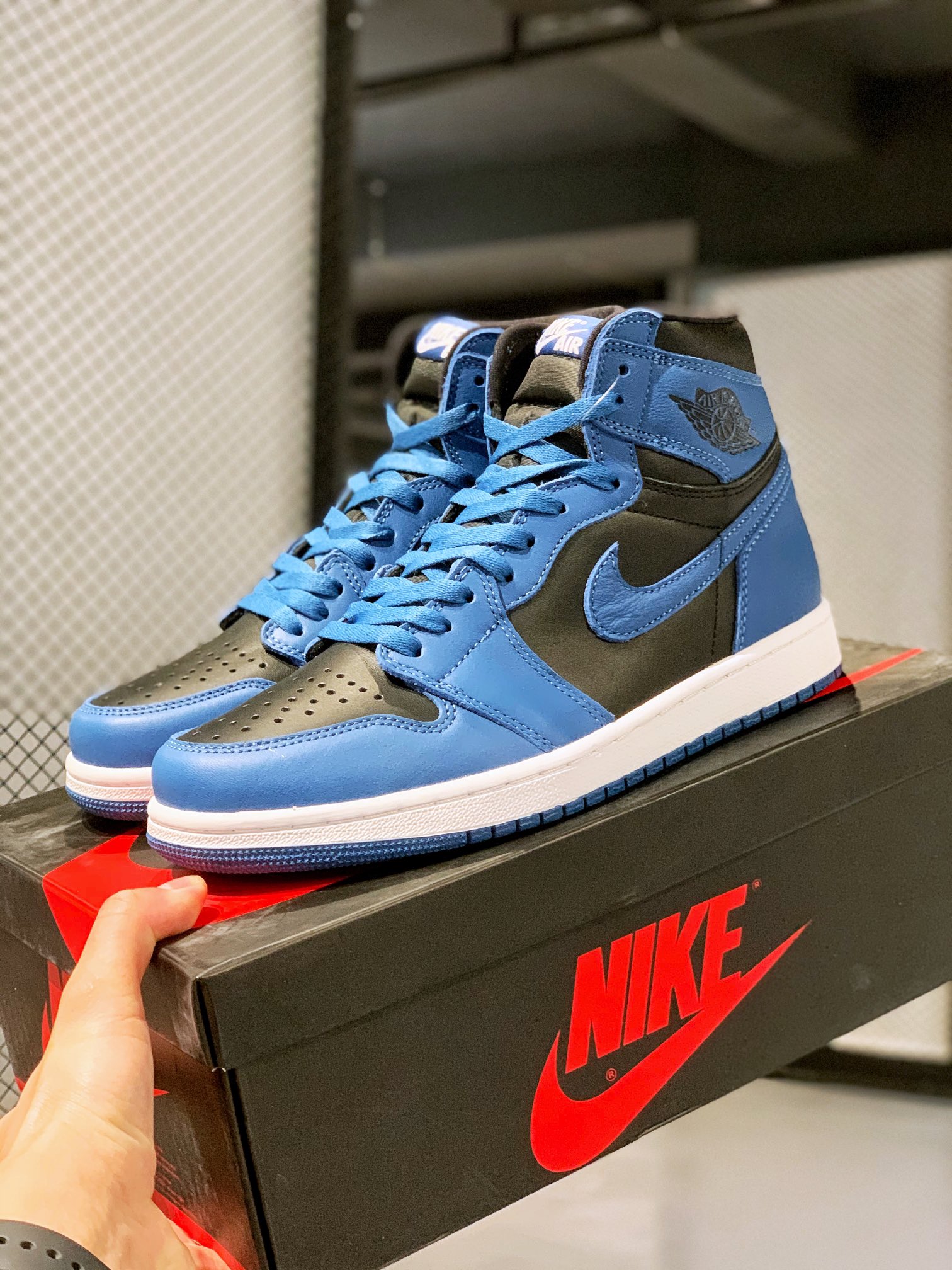 Air Jordan 1 Retro High OG 'Dark Marina Blue' 555088-404