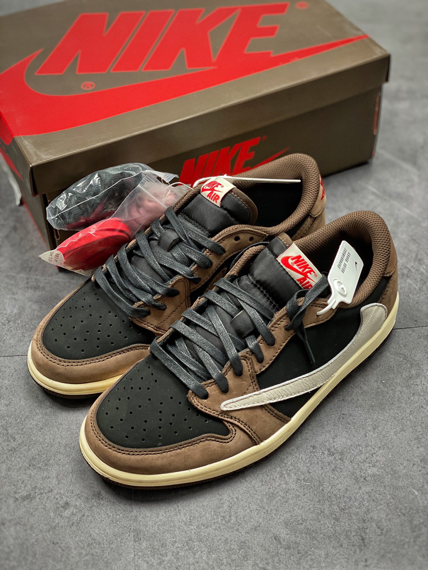 Travis Scott x Air Jordan 1 Low 'Mocha' CQ4277-001