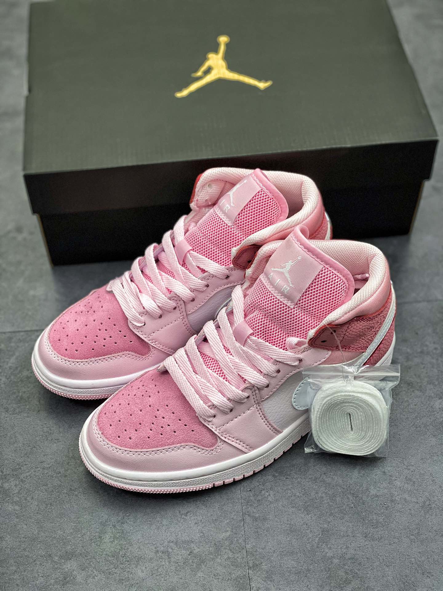 Air Jordan 1 Mid 'Digital Pink' CW5379-600