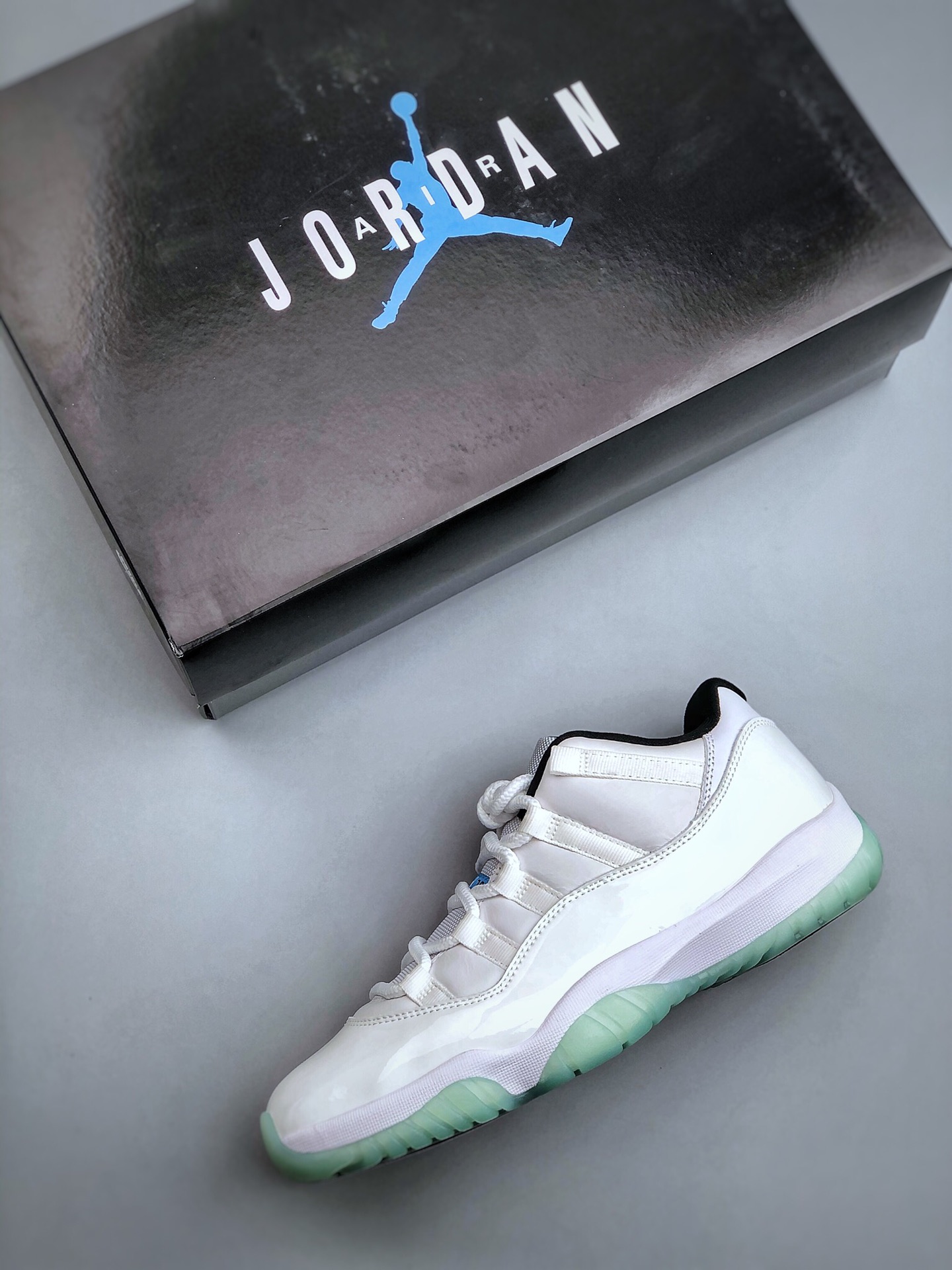 Air Jordan 11 Retro Low 'Legend Blue' AV2187-117