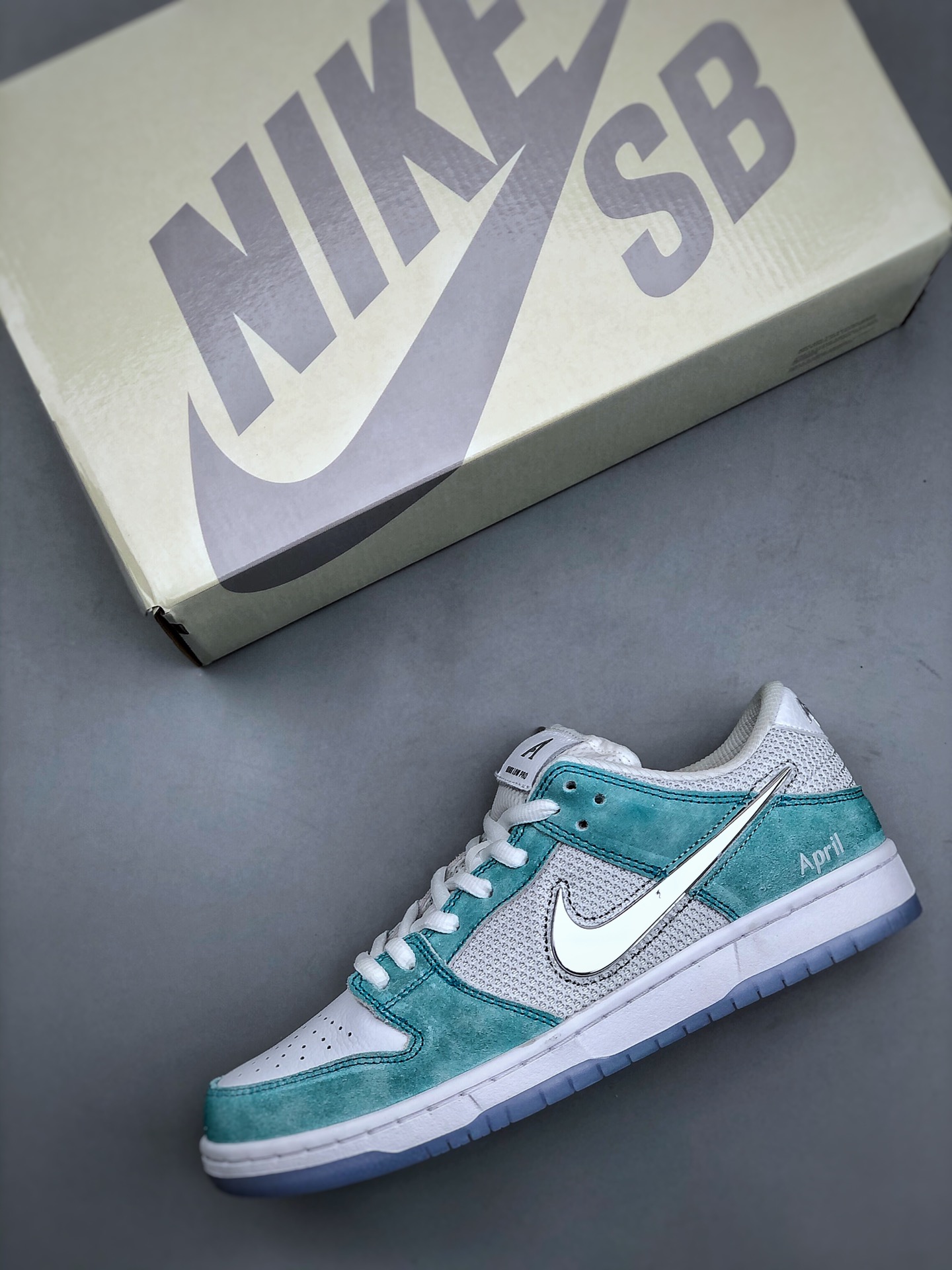 Nike x APRIL SKATEBOARDS SB Dunk Low 'Turbo Green' FD2562-400